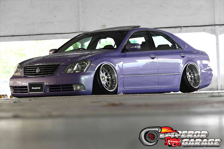 Toyota Crown RS 2004: Perpaduan Elegan Antara Kekuatan